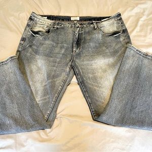 Gently loved Weatherproof brand distressed stretch denim jeans
